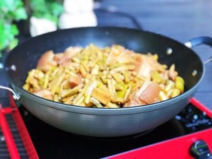 五花肉炖野笋的做法