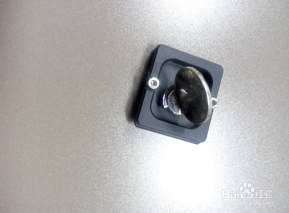 怎么把相机装在三脚架上