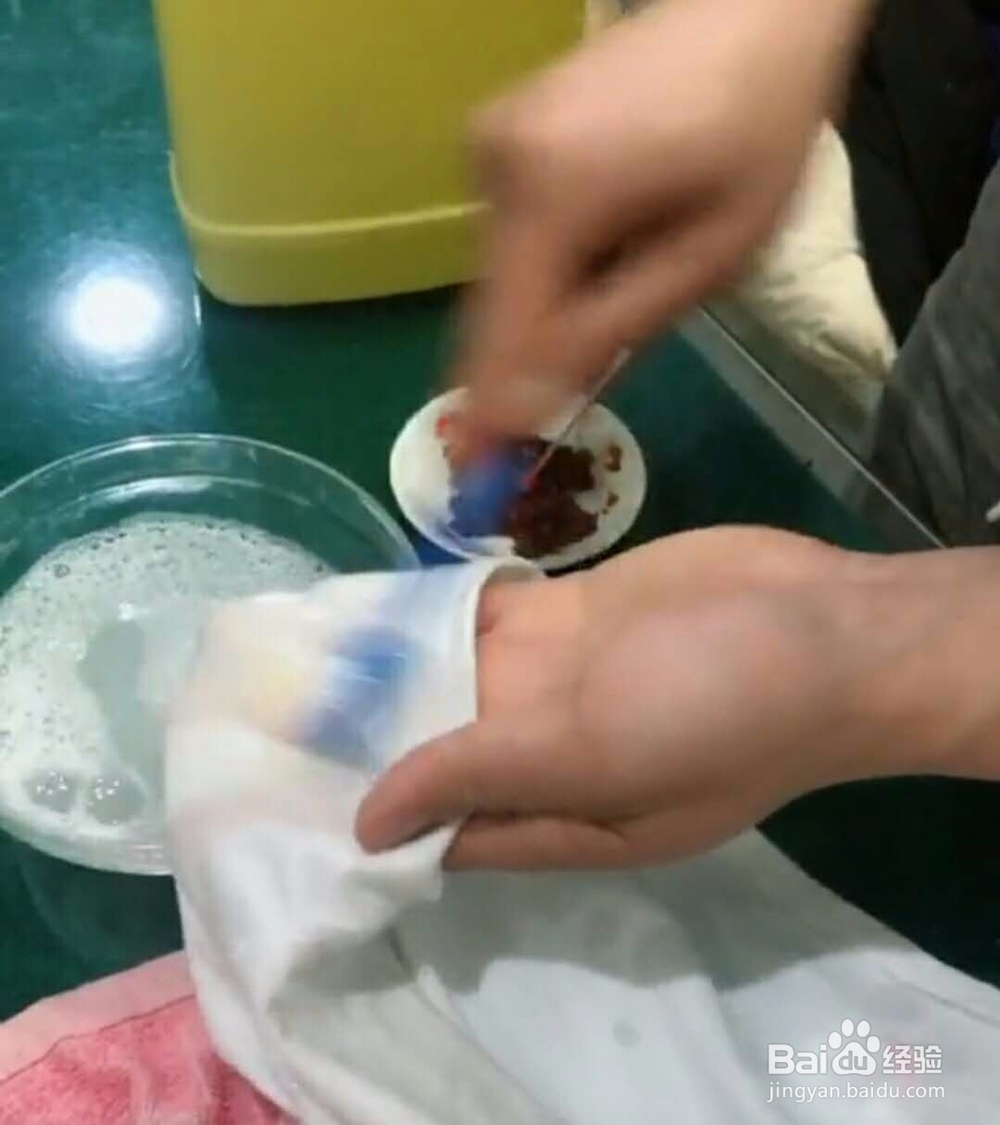 如何去除白衣服上的“辣椒油”污垢
