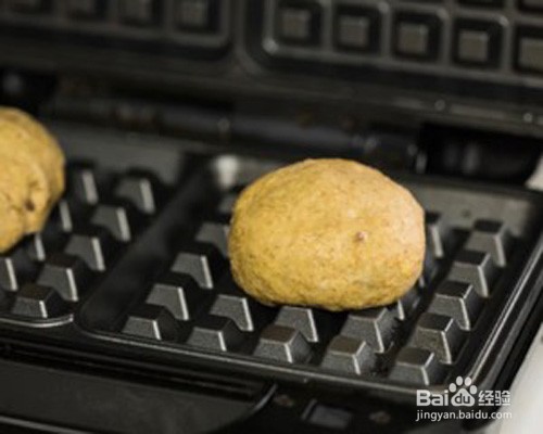 如何制作有馅的黑芝麻华夫饼