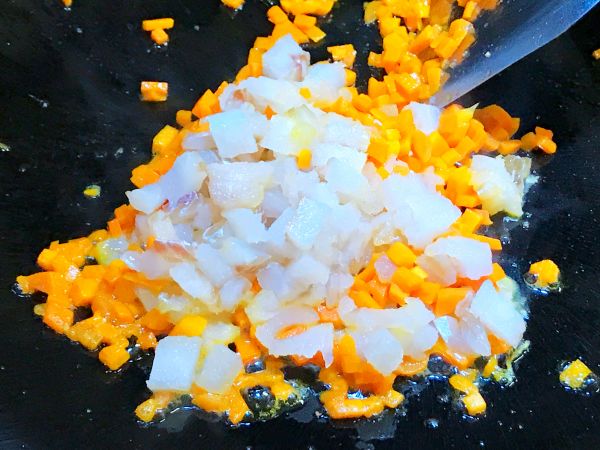 鳕鱼胡萝卜鸡蛋炒饭