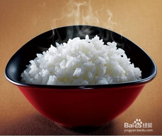 <b>蒸米饭用冷水还是热水？一直放错！难怪米饭不香</b>