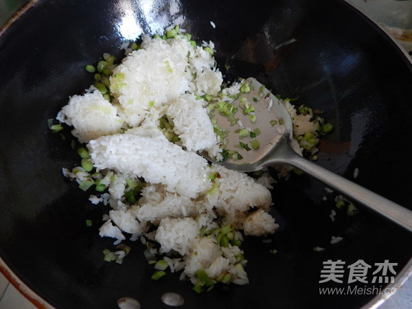 蒜苗炒饭的做法
