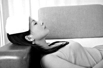 教你如何解决头发没干就睡觉头疼!