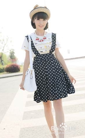 夏日流行元素背带裙搭配 让你更加时尚靓丽