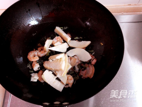 雪菜虾仁面的做法