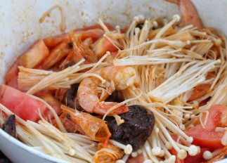 带你做暖胃蔬菜大虾豆腐汤