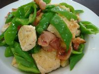 培根豆腐炒青椒的做法