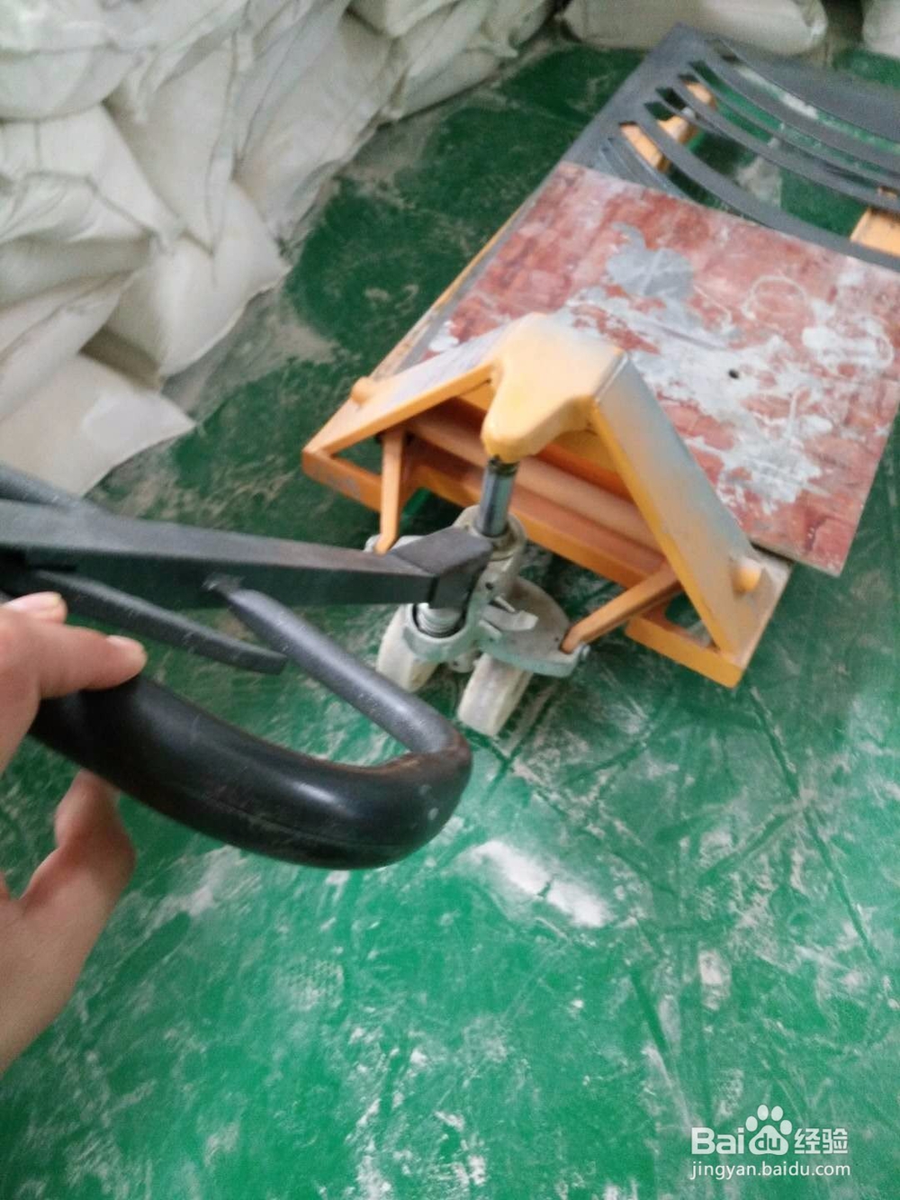 如何使用手推液压车(地牛)