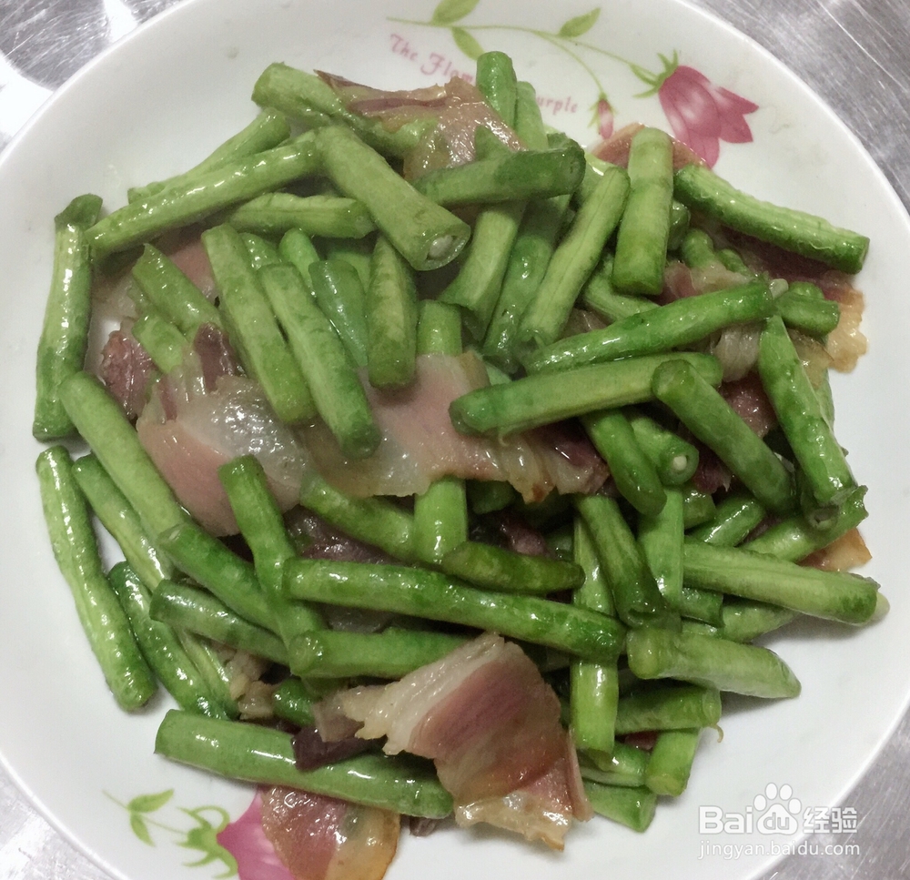 腊肉炒豆角的简单做法。