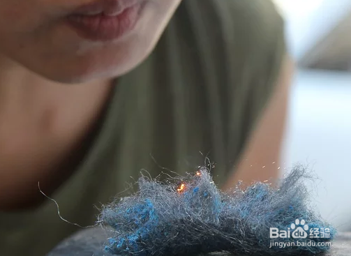 如何使用电池和钢丝绒生火？