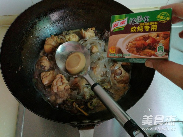 鸡肉宽粉炖红蘑