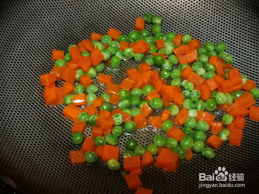 味道好吃顔色鲜亮的--豌豆胡萝卜炒白米饭