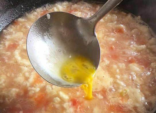 疙瘩汤中加入面粉的水是热水还是冷水