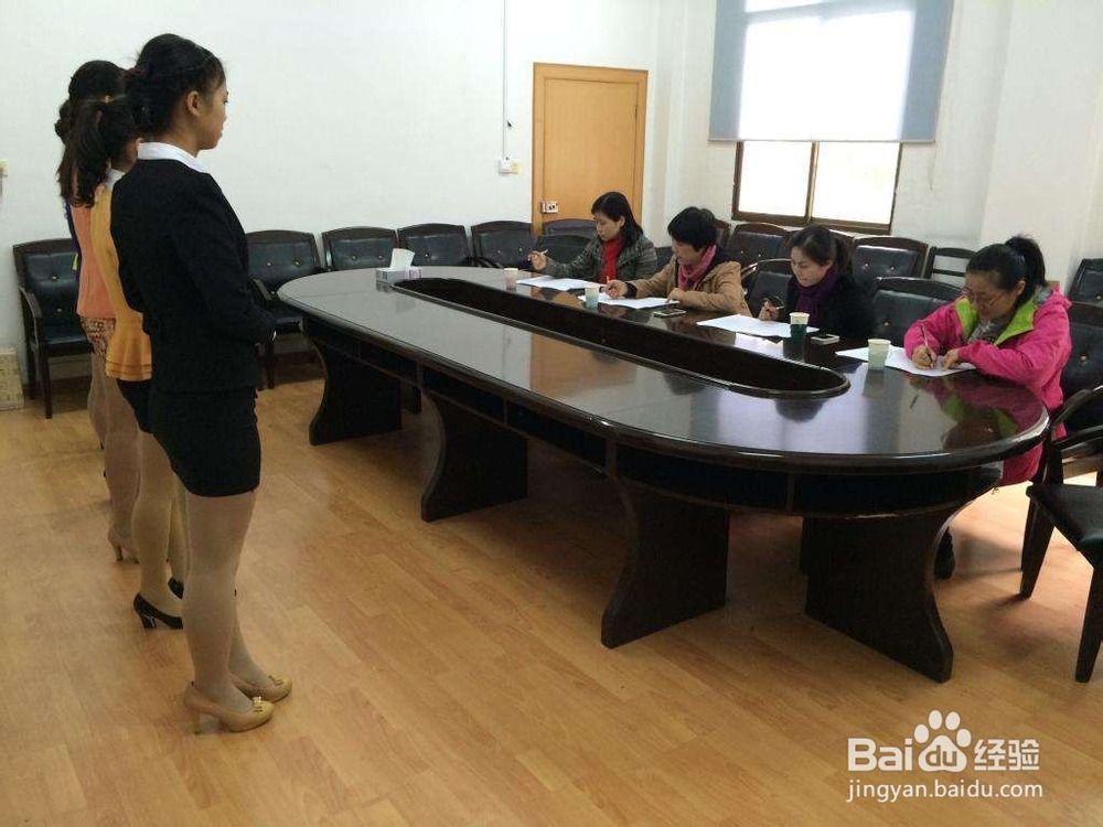 如何做自我介绍出其不意的亮相？