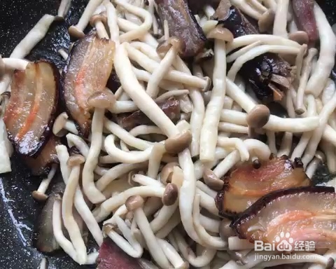 做出入味的腊排骨腊肉炒蟹味菇