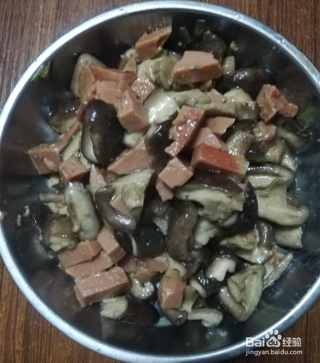 自制营养美味的下饭菜之爆炒香菇加香肠，很好吃