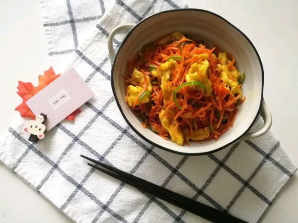 青椒胡萝卜丝炒蛋