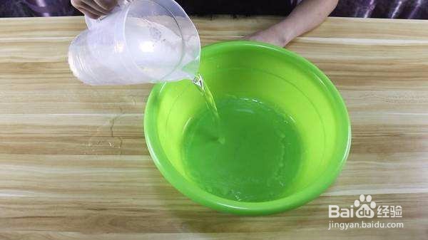 怎样使用一条毛巾清洁大衣