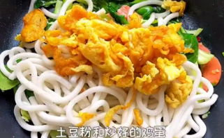 如何自制酱香鸡蛋炒土豆粉?