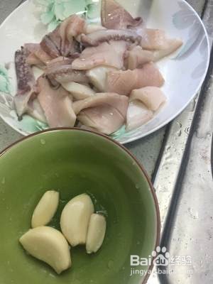 鱿鱼虾干锅的做法