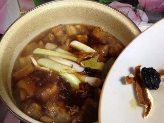 五花肉烧腐竹怎么做？