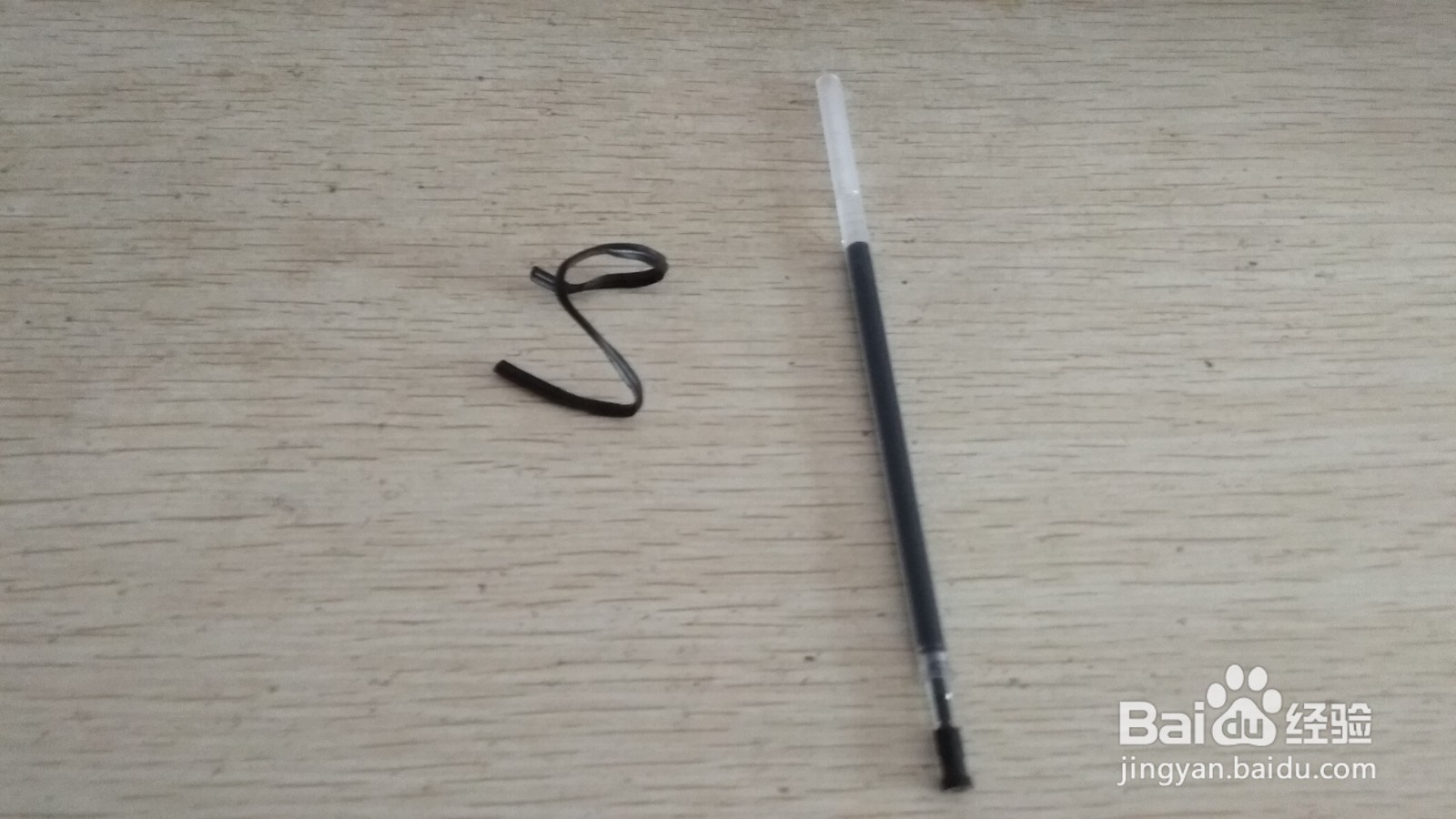 如何用数据线绑绳和中性笔芯做简易的手机支架