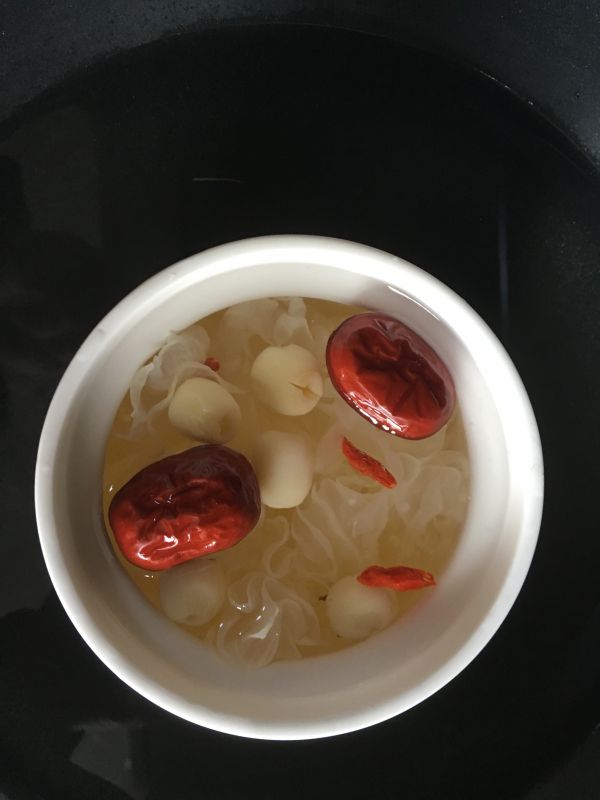 莲子红枣炖银耳