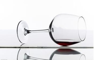 不同种类的葡萄酒应搭配不同的酒杯