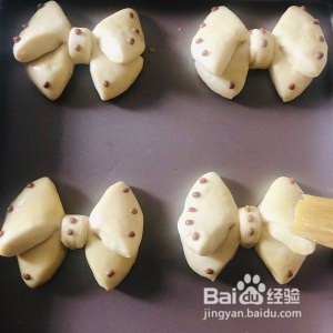 蝴蝶结牛奶面包的做法