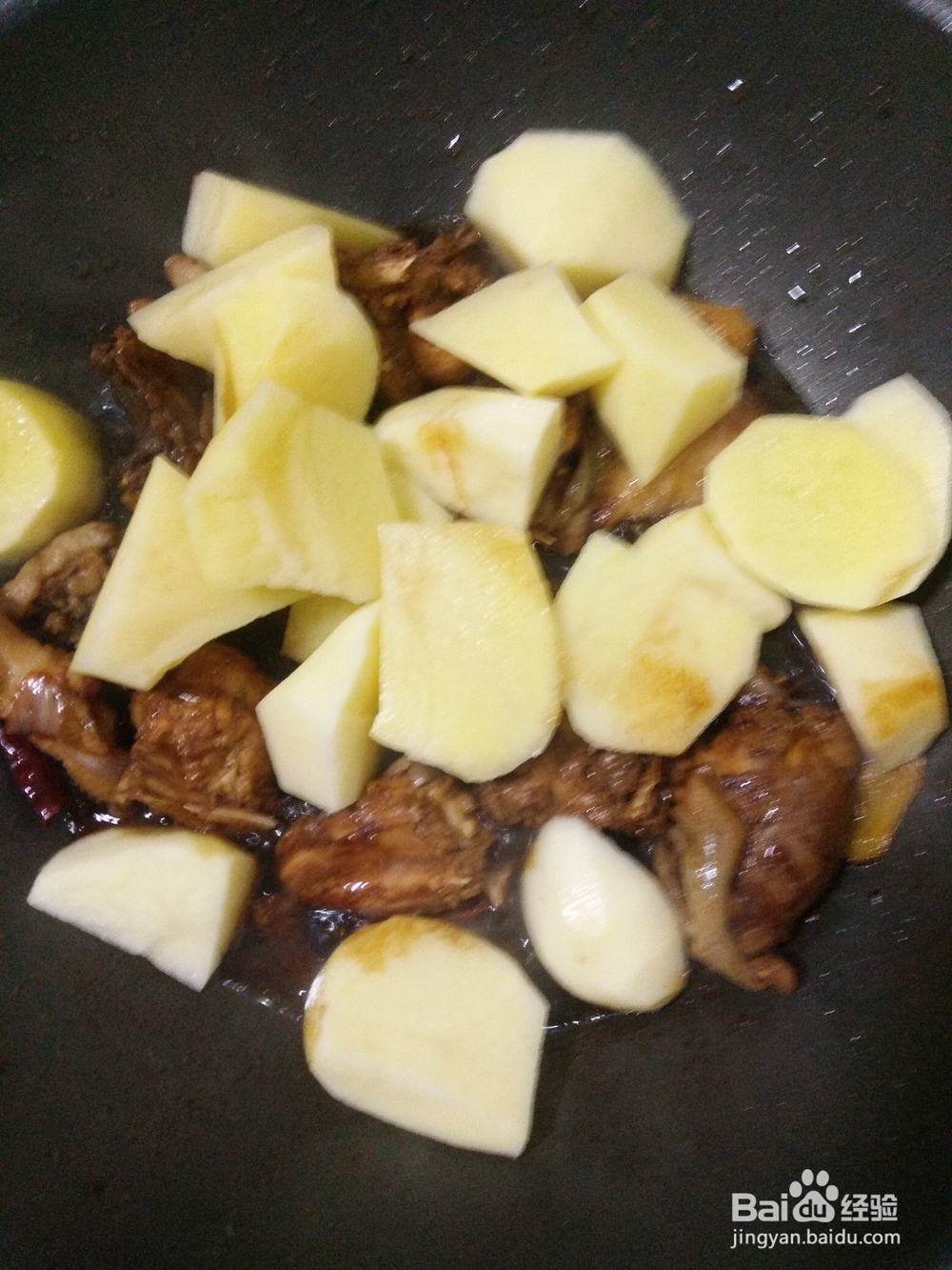 土豆焖鸡的做法