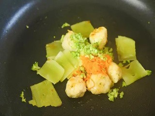 奶香丸子烩意面怎么做？