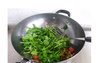 怎么做香肠炒灰灰菜