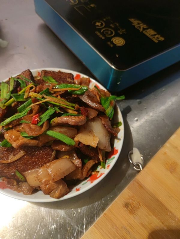 黔西黄粑炒回锅肉