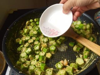 黄秋葵炒咸蛋黄