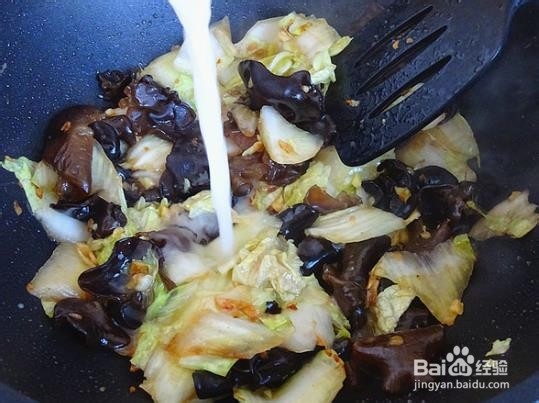 木耳炒白菜的做法