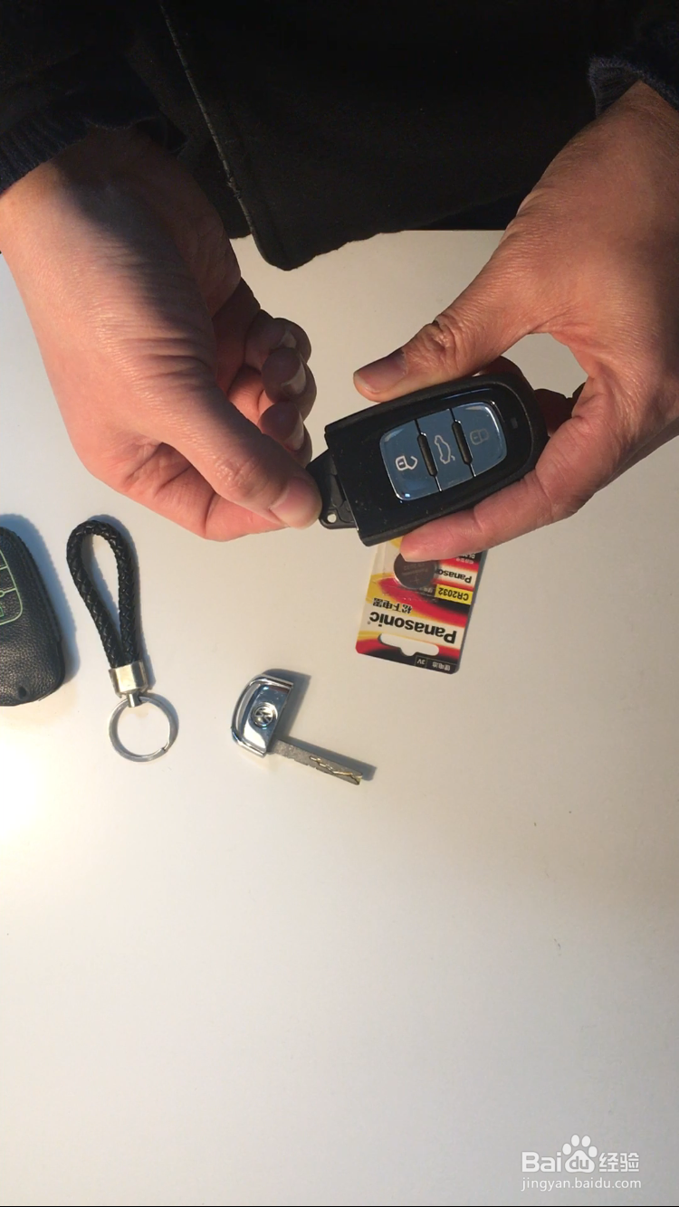 怎样换大众辉昂车钥匙的电池？