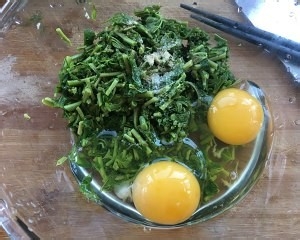 养生食补香椿芽炒鸡蛋的做法