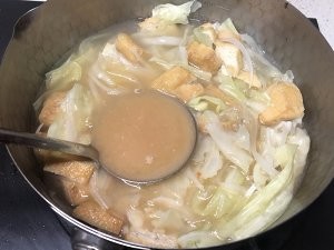 加了洋葱、油豆腐、高丽菜的味噌汤