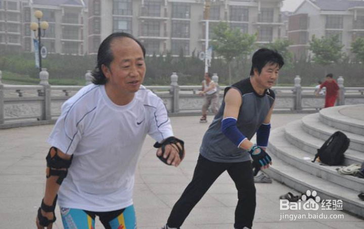 中老年人如何练习轮滑