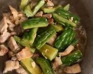 怎么做苦瓜焖五花肉