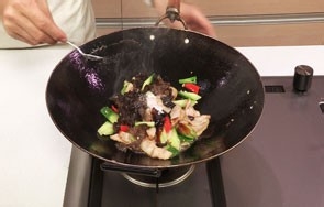 如何做出美味的黄瓜木耳炒肉卷