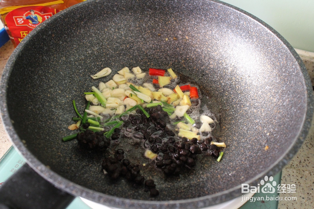 苦瓜炒牛肉的家常做法，传统又经典的菜式