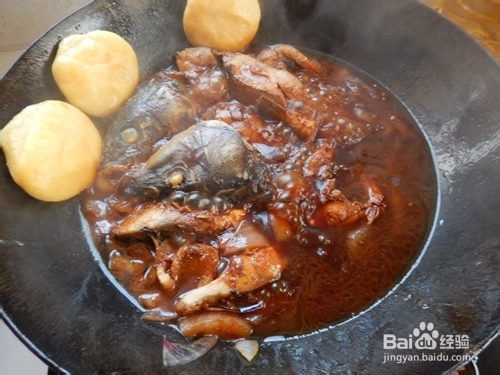 有菜有主食：铁锅炖鱼贴饼