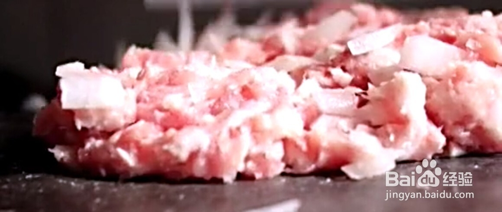 两样常见物品 巧剁肉饼不粘刀