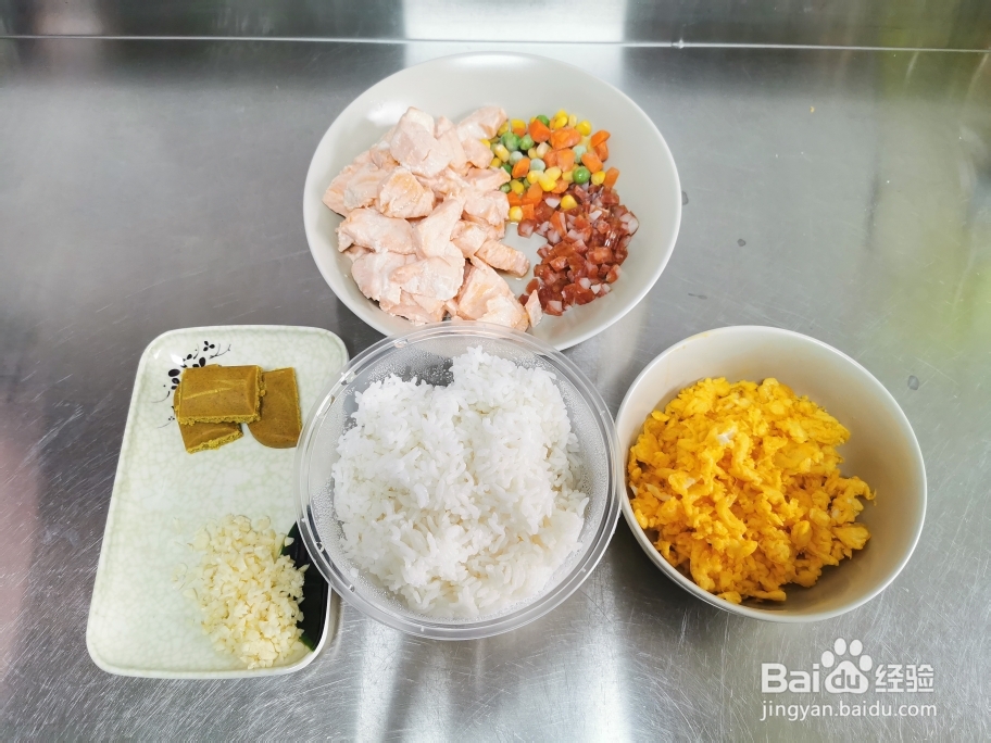 怎么做三文鱼什锦咖喱炒饭？