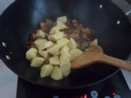 清香辣味土豆烧鸡块的做法