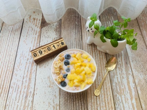 蜜桃菠萝蓝莓思慕雪