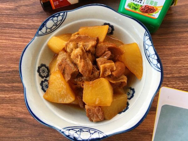 红烧萝卜牛腩煲
