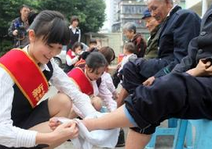 给老人洗脚应注意什么